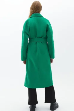 Abrigo con cintur&oacute;n