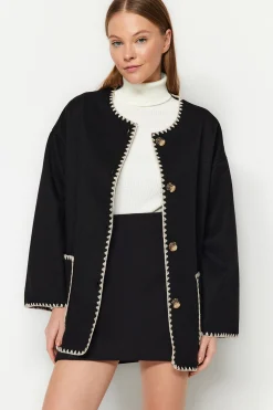 Abrigo con detalles bordados