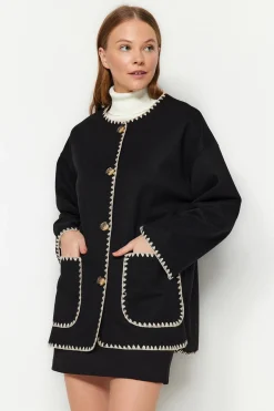 Abrigo con detalles bordados