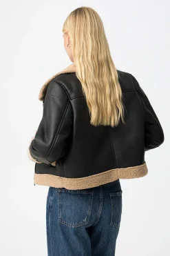 Abrigo con Efecto Piel Combinado