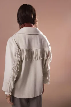 Abrigo corto con flecos