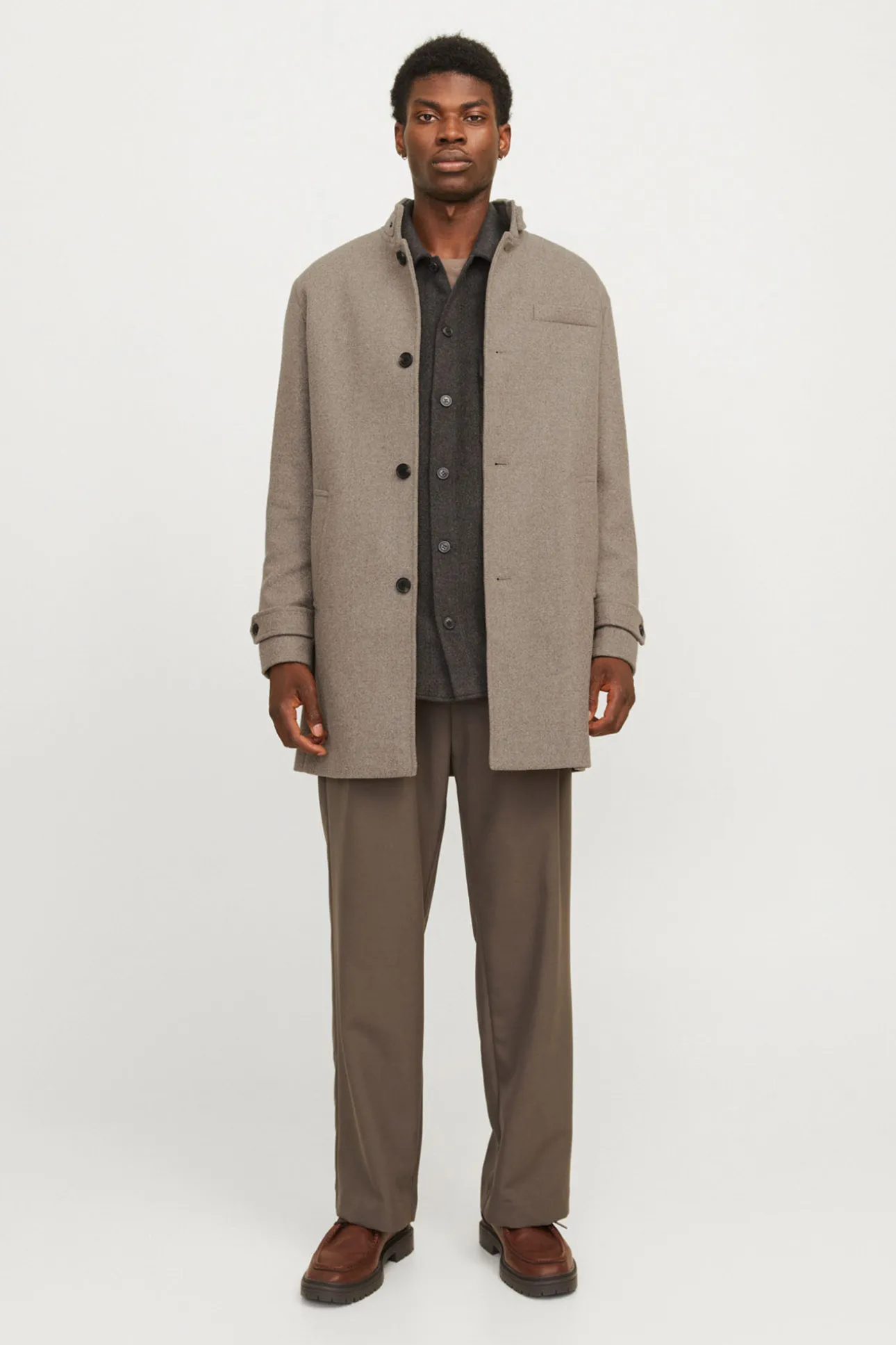 Abrigo corto de lana con cuello alto