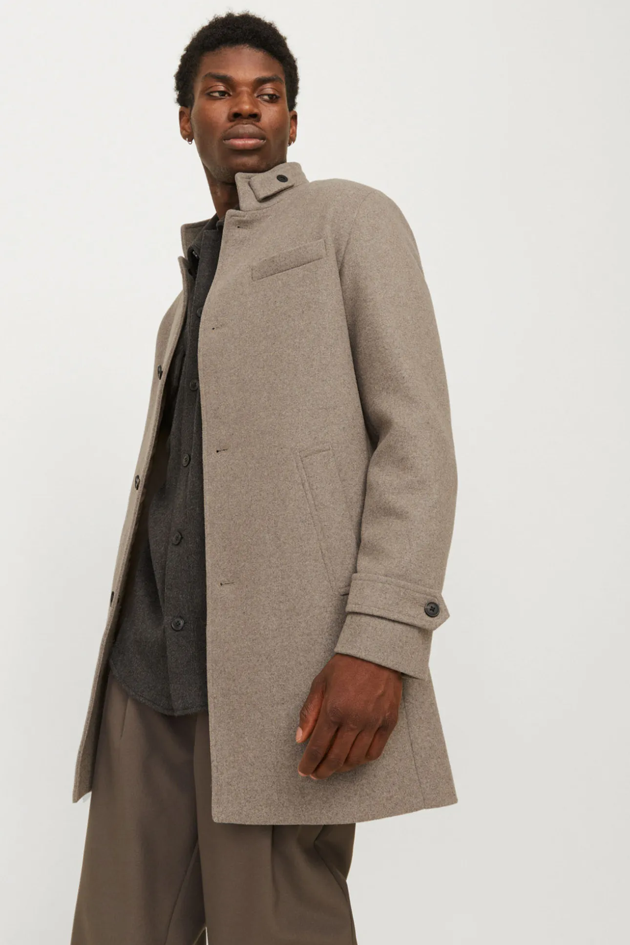 Abrigo corto de lana con cuello alto