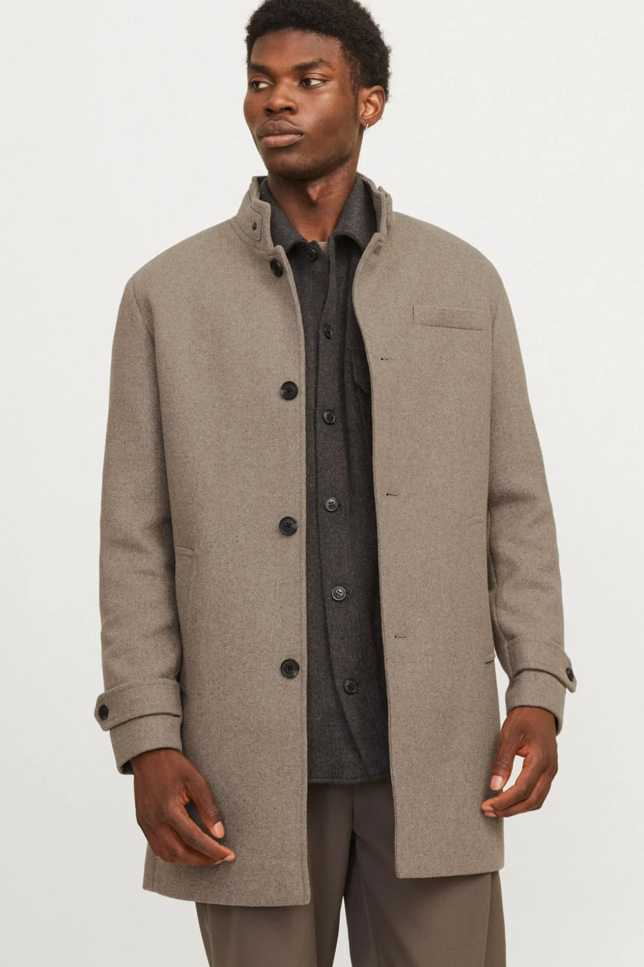 Abrigo corto de lana con cuello alto