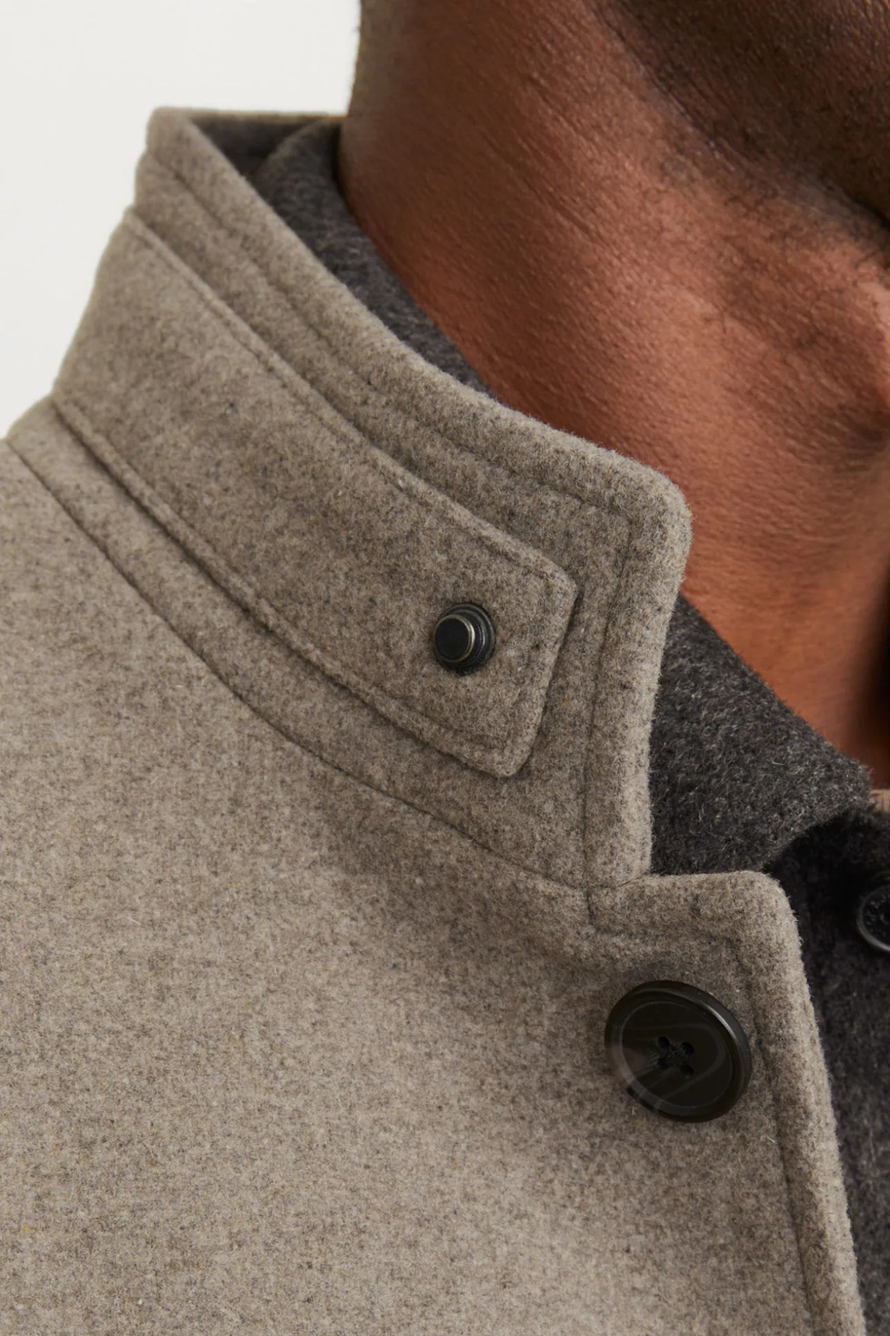 Abrigo corto de lana con cuello alto