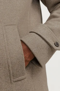 Abrigo corto de lana con cuello alto