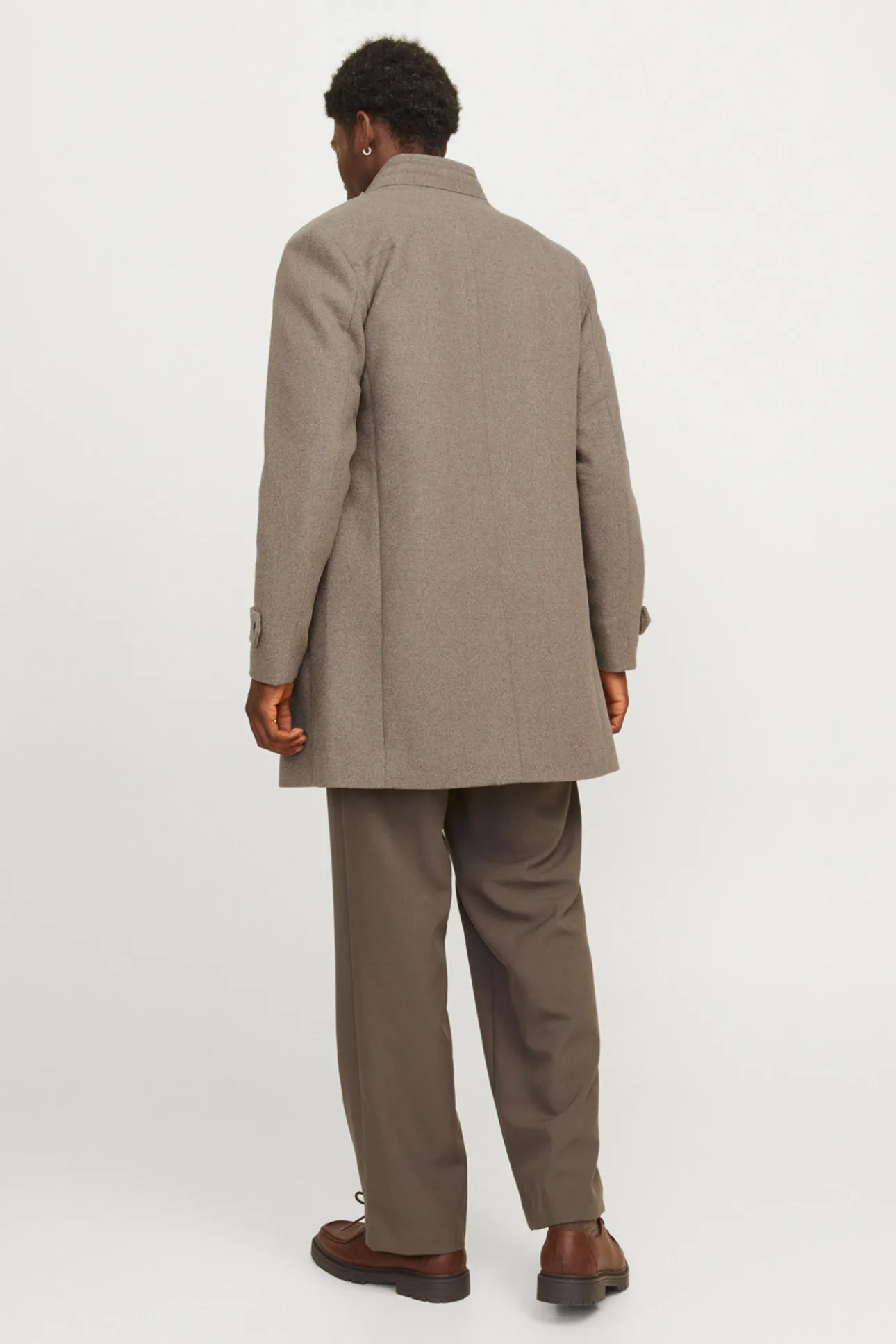 Abrigo corto de lana con cuello alto