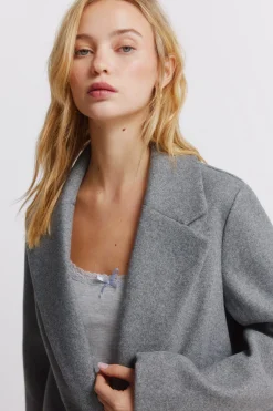 Abrigo largo bolsillos diagonales