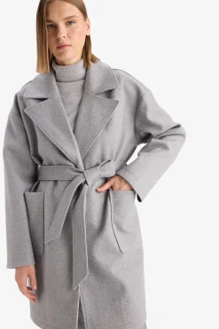 Abrigo largo con cintur&oacute;n