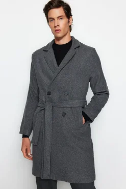Abrigo largo con detalle de cintur&oacute;n
