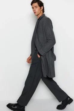 Abrigo largo con detalle de cintur&oacute;n