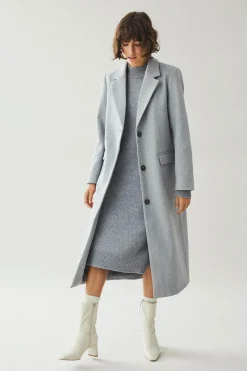 Abrigo largo de pa&ntilde;o con solapas