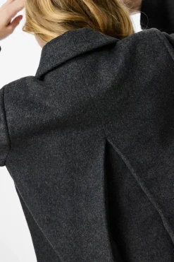 Abrigo pa&ntilde;o corto bot&oacute;n flor