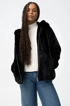 Abrigo Relaxed de Pelo Sint&eacute;tico