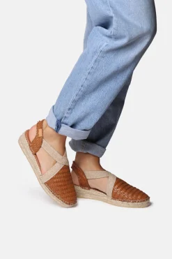 Alpargata cerrada en piel con cu&ntilde;a