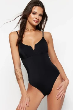 Ba&ntilde;ador cl&aacute;sico escote en V