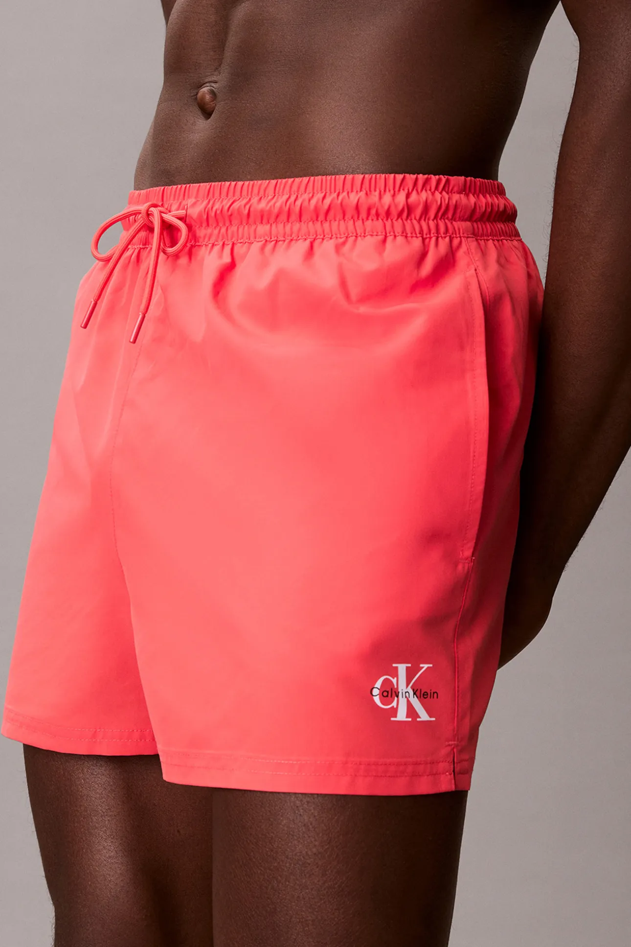 Ba&ntilde;ador corto cord&oacute;n logo