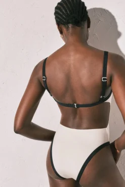 Ba&ntilde;ador escote recto blanco semi brillante