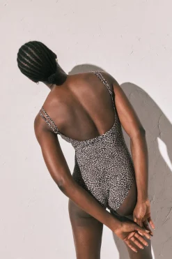 Ba&ntilde;ador moldeador animal print