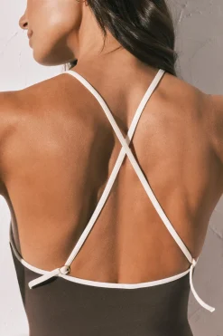 Ba&ntilde;ador moldeador halter marr&oacute;n