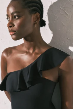 Ba&ntilde;ador moldeador volante asim&eacute;trico negro