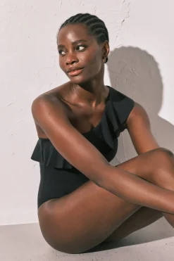 Ba&ntilde;ador moldeador volante asim&eacute;trico negro