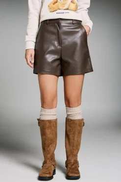 Bermuda de piel vegana