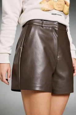 Bermuda de piel vegana