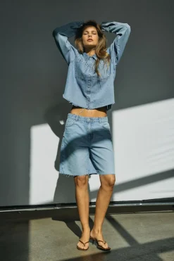 Bermuda vaquera con detalle de rotos