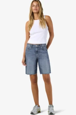 Bermuda vaquera con detalle de rotos