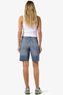 Bermuda vaquera con detalle de rotos