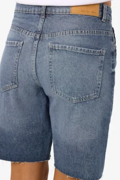 Bermuda vaquera con detalle de rotos