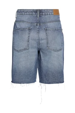 Bermuda vaquera con detalle de rotos