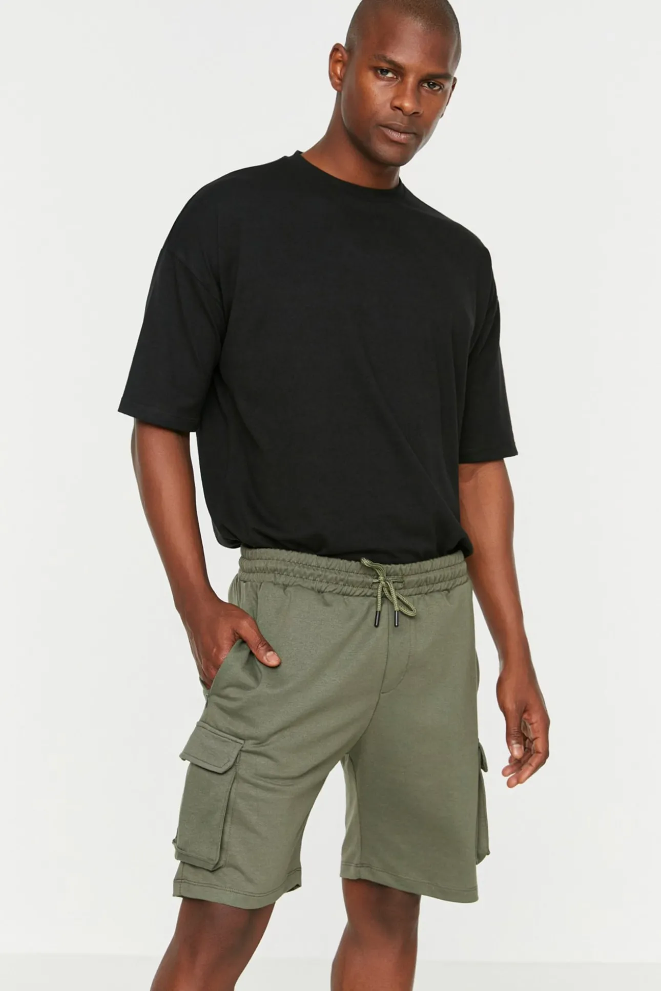 Bermudas tipo jogger con bolsillos