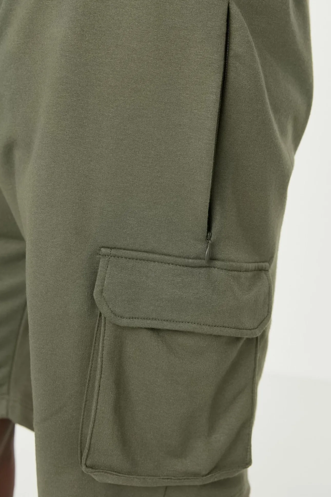 Bermudas tipo jogger con bolsillos