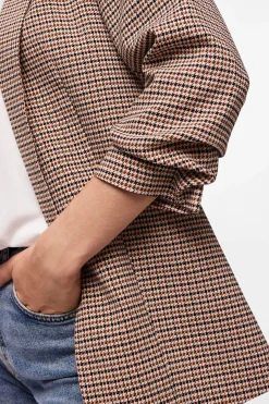 Blazer estampada floral con manga tres cuartos