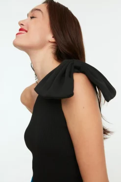 Blusa con lazo y una sola manga