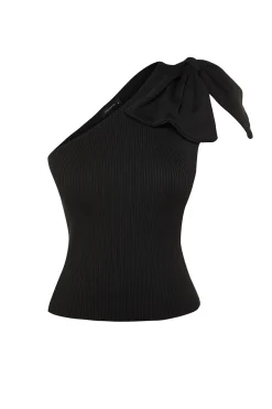 Blusa con lazo y una sola manga