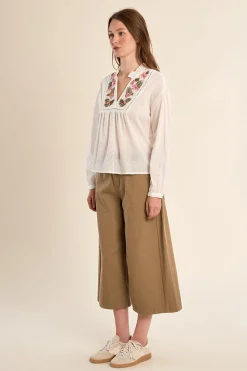 Blusa de mujer de manga larga con flores bordadas