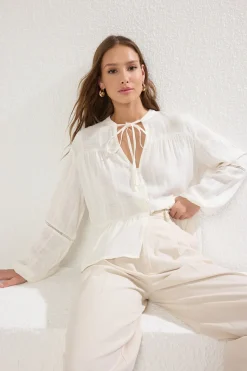 Blusa flu&iacute;da botones