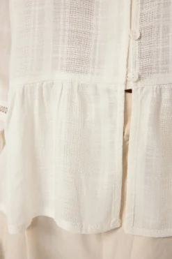 Blusa flu&iacute;da botones