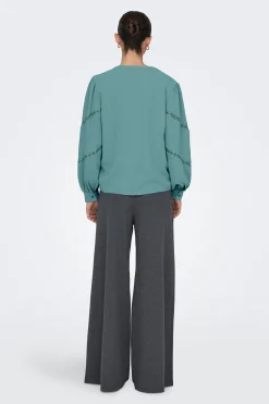 Blusa manga larga bordada