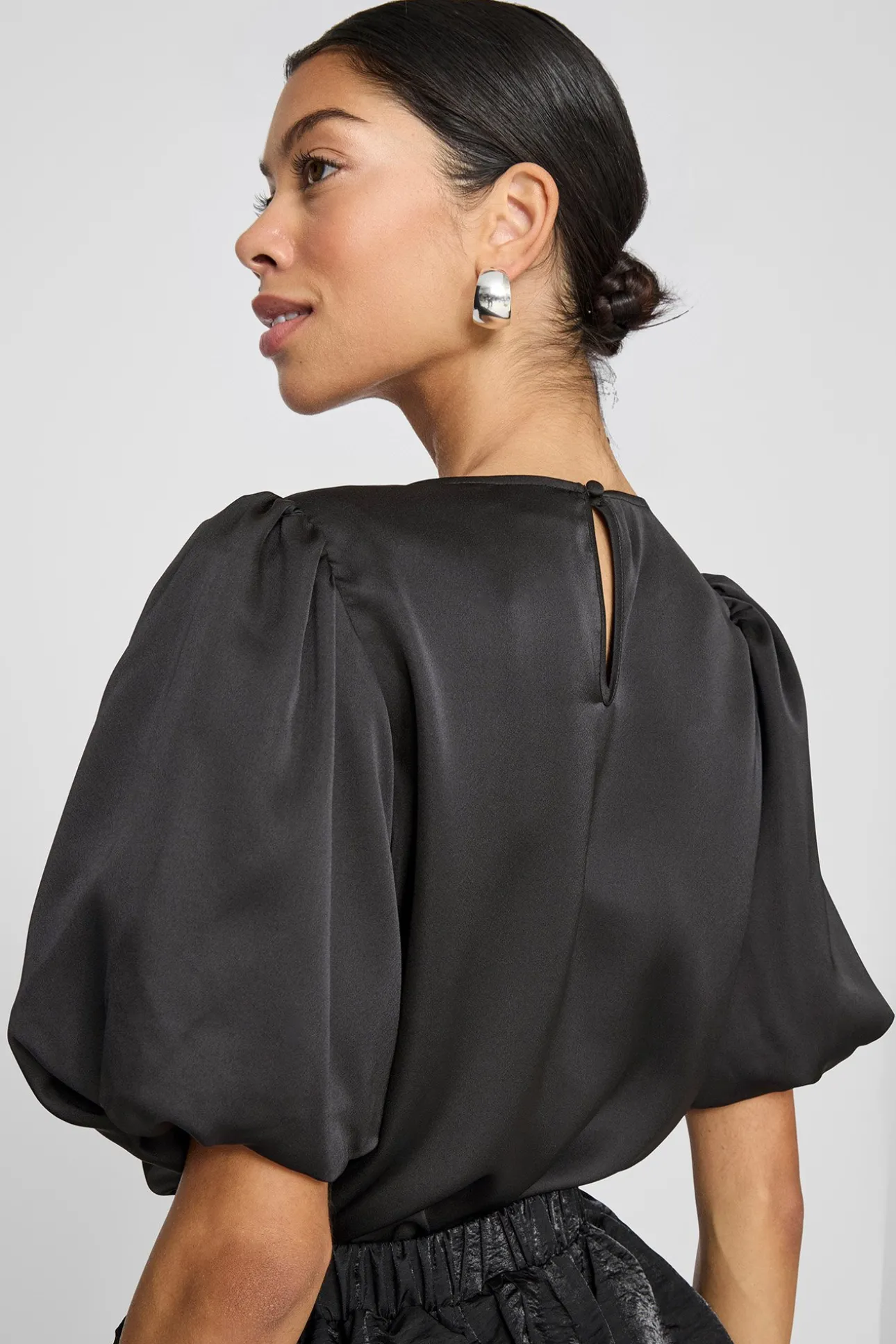 Blusa satinada manga globo