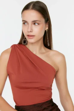 Body ajustado asim&eacute;trico