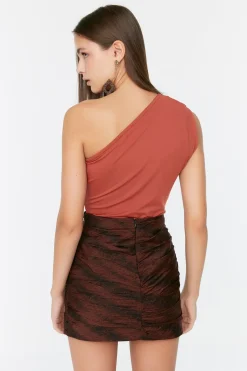 Body ajustado asim&eacute;trico