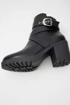 Botin Hebilla Cruzada