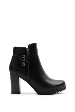 Botines altos con hebillas