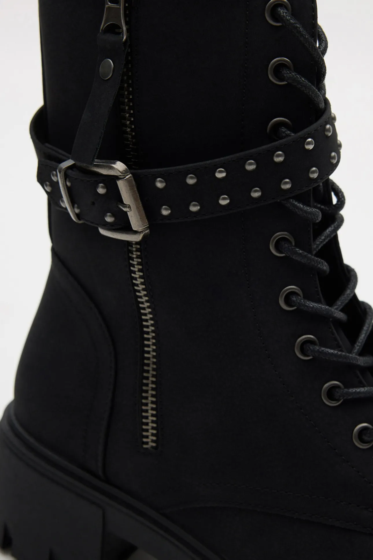 Botines con cordones y cremallera