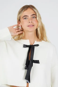 C&aacute;rdigan de punto con lazos