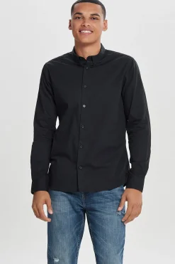 Camisa de hombre slim fit y 100% algodón.